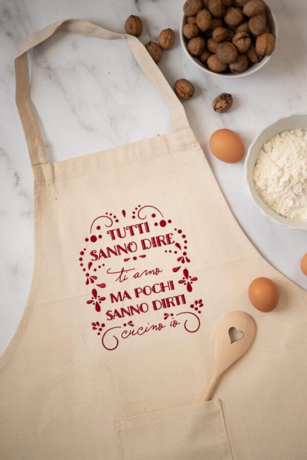 Grembiule da cucina con frase "Tutti sanno dire ti amo, ma pochi sanno dirti cucino io"