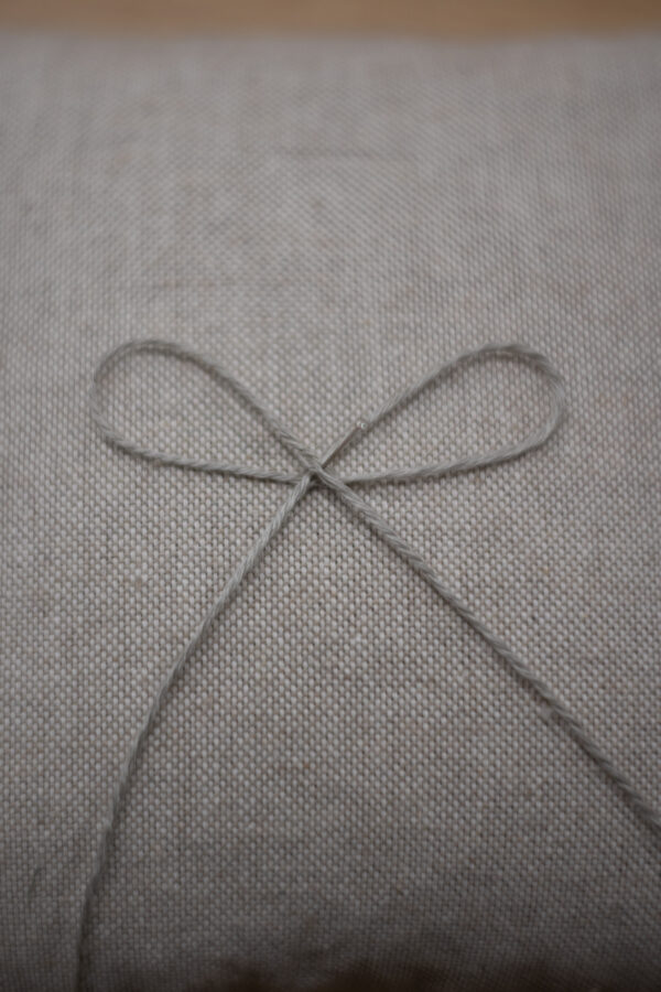 Romantico ed elegante cuscinetto portafedi personalizzato con iniziali ricamate stampatelle e fiorate - Color tortora - immagine 4