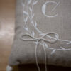Cuscinetto porta fedi personalizzato con iniziali ricamate e nappe in stile Boho - immagine 5