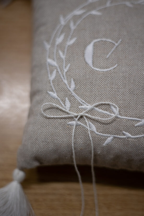 Cuscinetto porta fedi personalizzato con iniziali ricamate e nappe in stile Boho - immagine 5