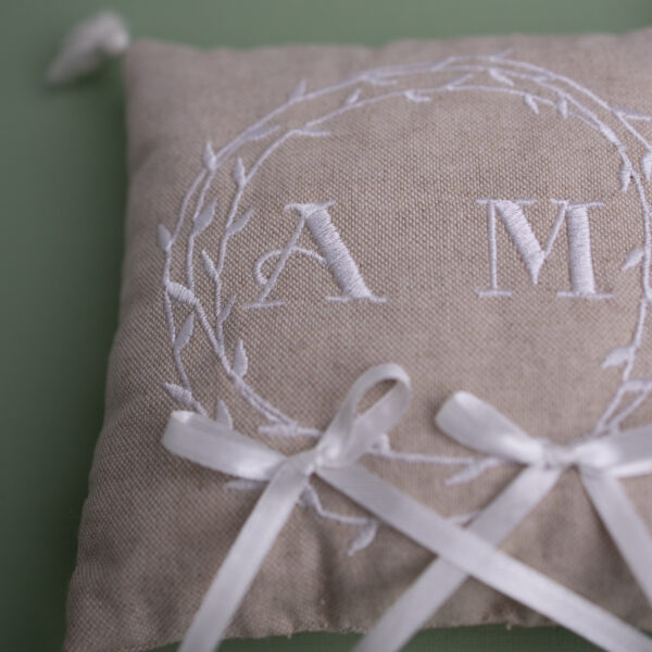 Cuscinetto porta fedi personalizzato con iniziali ricamate e nappe in stile Boho - immagine 2
