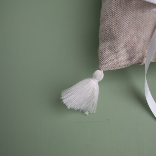Cuscinetto porta fedi personalizzato con iniziali ricamate e nappe in stile Boho - immagine 3