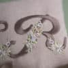 Romantico cuscinetto porta fedi personalizzato con iniziali ricamate corsive e fiorate - Color tortora - immagine 3