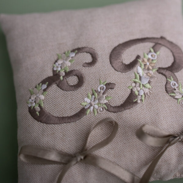 Romantico cuscinetto porta fedi personalizzato con iniziali ricamate corsive e fiorate - Color tortora - immagine 2