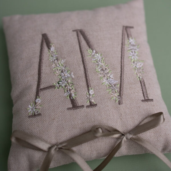 Romantico ed elegante cuscinetto portafedi personalizzato con iniziali ricamate stampatelle e fiorate - Color tortora - immagine 2