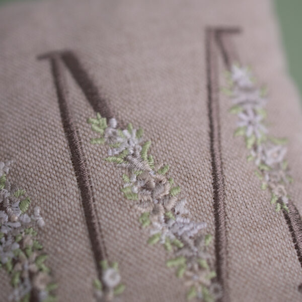 Romantico ed elegante cuscinetto portafedi personalizzato con iniziali ricamate stampatelle e fiorate - Color tortora - immagine 3