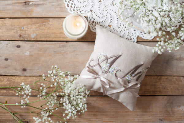 Romantico cuscinetto porta fedi personalizzato con iniziali ricamate corsive e fiorate - Color tortora