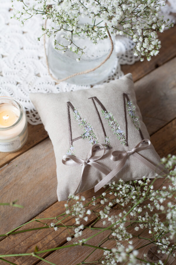 Romantico ed elegante cuscinetto portafedi personalizzato con iniziali ricamate stampatelle e fiorate - Color tortora