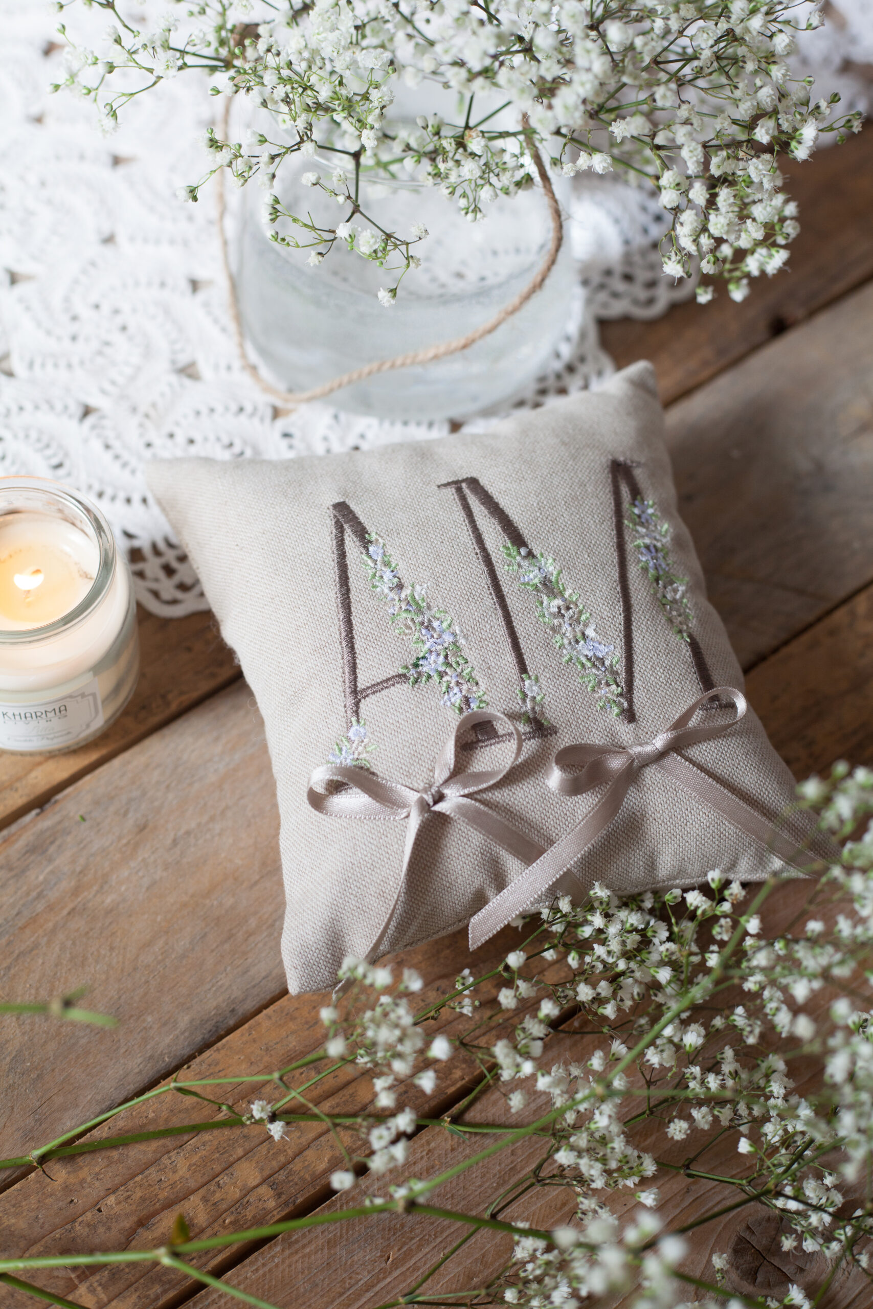 Romantico ed elegante cuscinetto portafedi personalizzato con iniziali  ricamate stampatelle e fiorate - Color tortora
