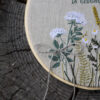Moderno cuscino porta fedi. Telaio porta fedi ricamato con nomi, data e fiori di campo - immagine 2