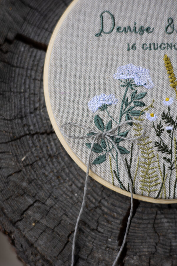 Moderno cuscino porta fedi. Telaio porta fedi ricamato con nomi, data e fiori di campo - immagine 2