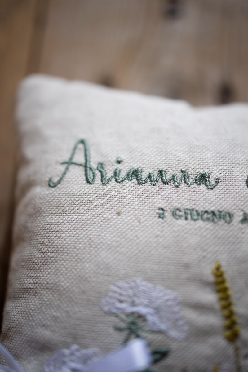 Cuscinetto porta fedi personalizzato con fiori di campo, nomi e data - immagine 2