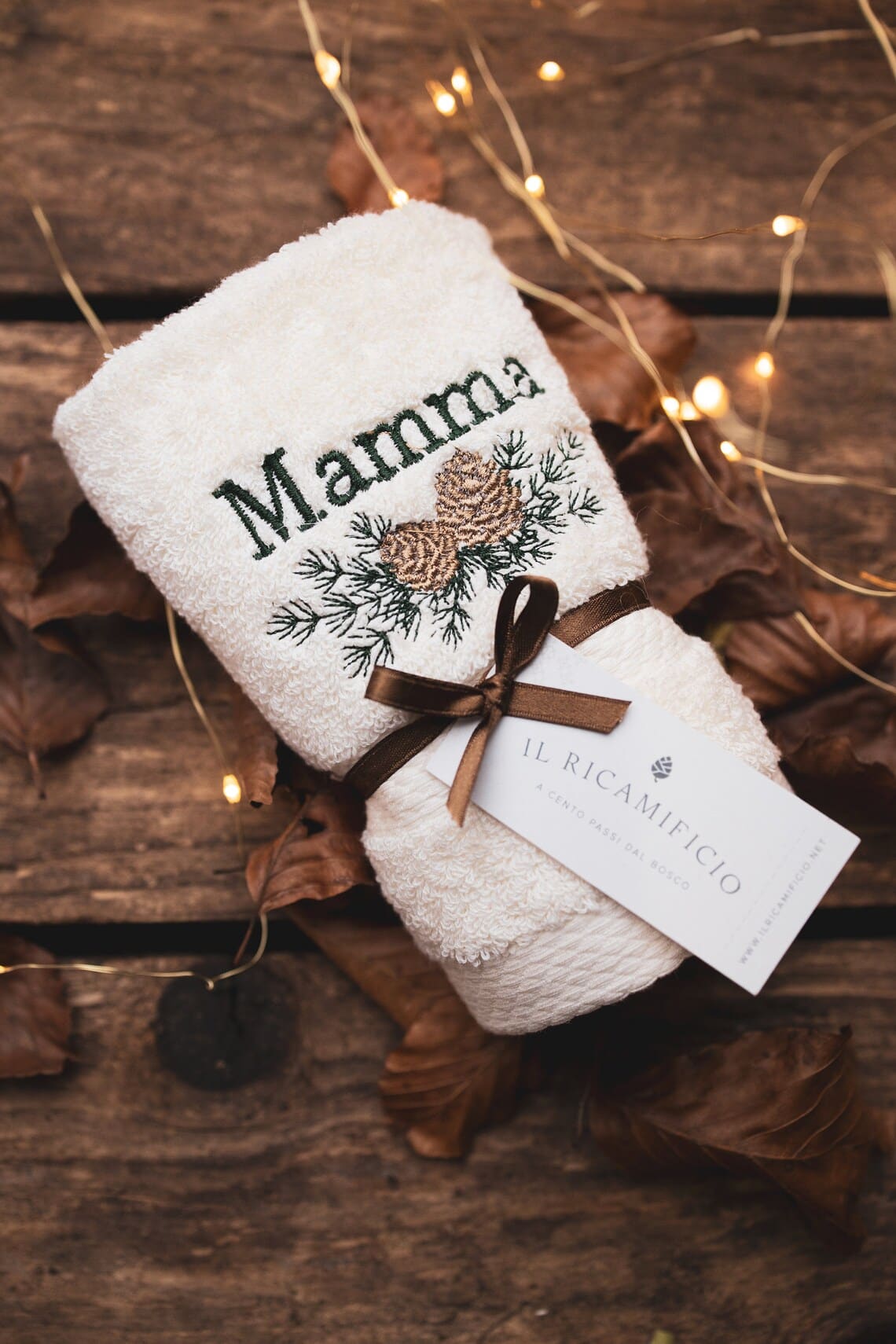 Gift box "Montagna" con sapone, candela, tag in legno e asciugamano - immagine 2