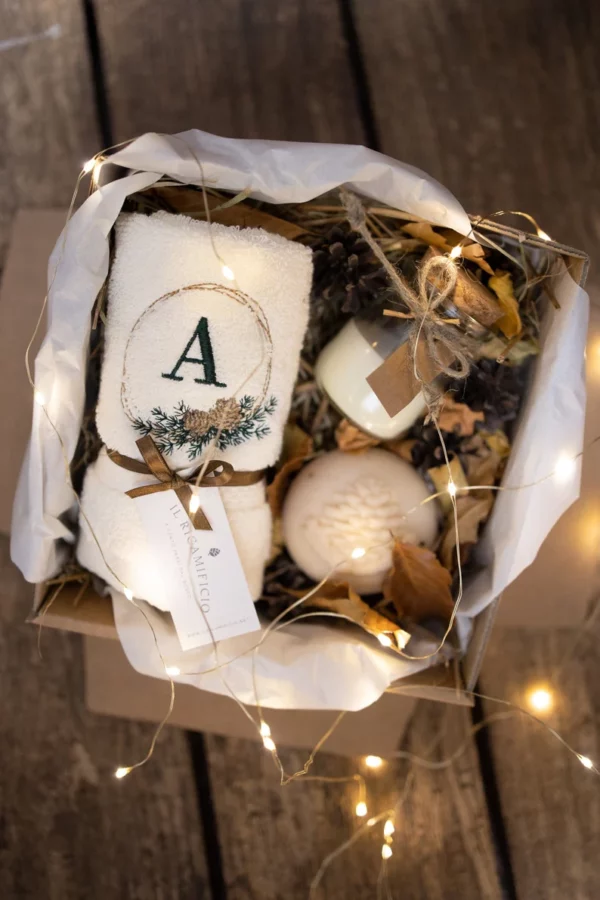 gift box montagna con lavetta ricamata, candela, sapone e tag in legno