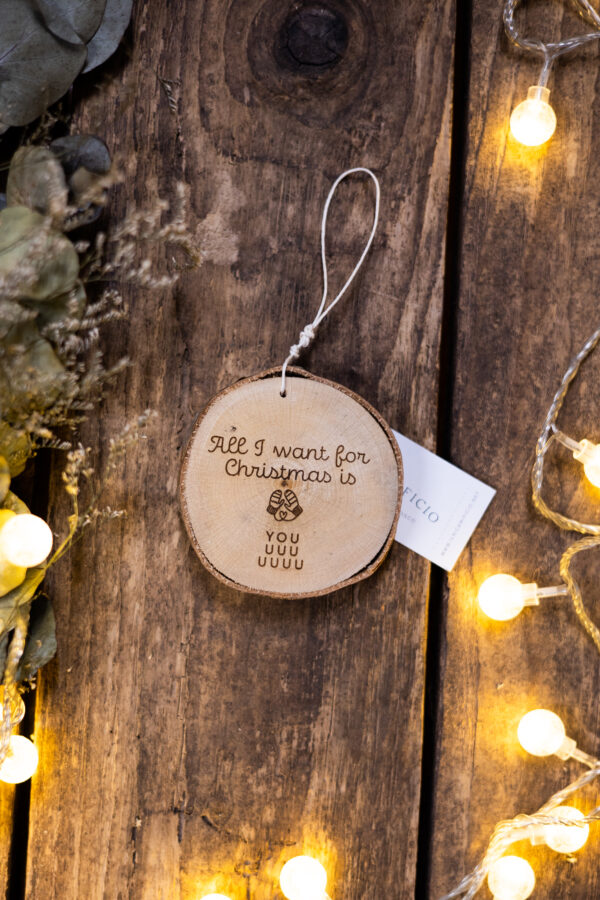Pallina di Natale in legno con frase incisa "All I want for christmas is you"
