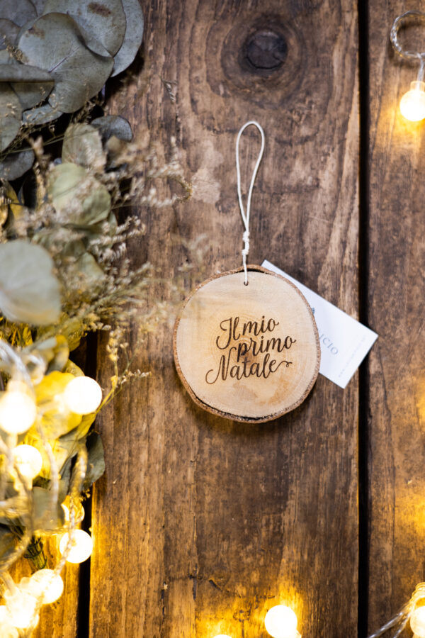 Pallina di Natale in legno con inciso "Il mio primo Natale"