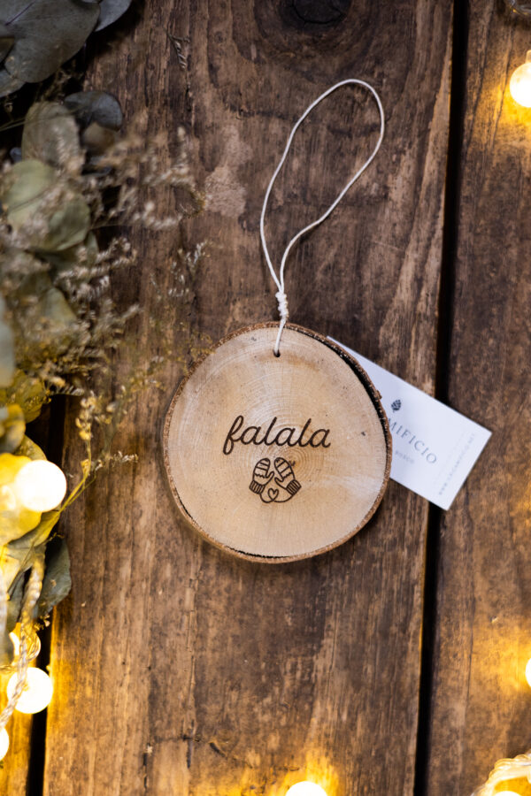 Pallina di Natale in legno con incisione "Fa la la la la"