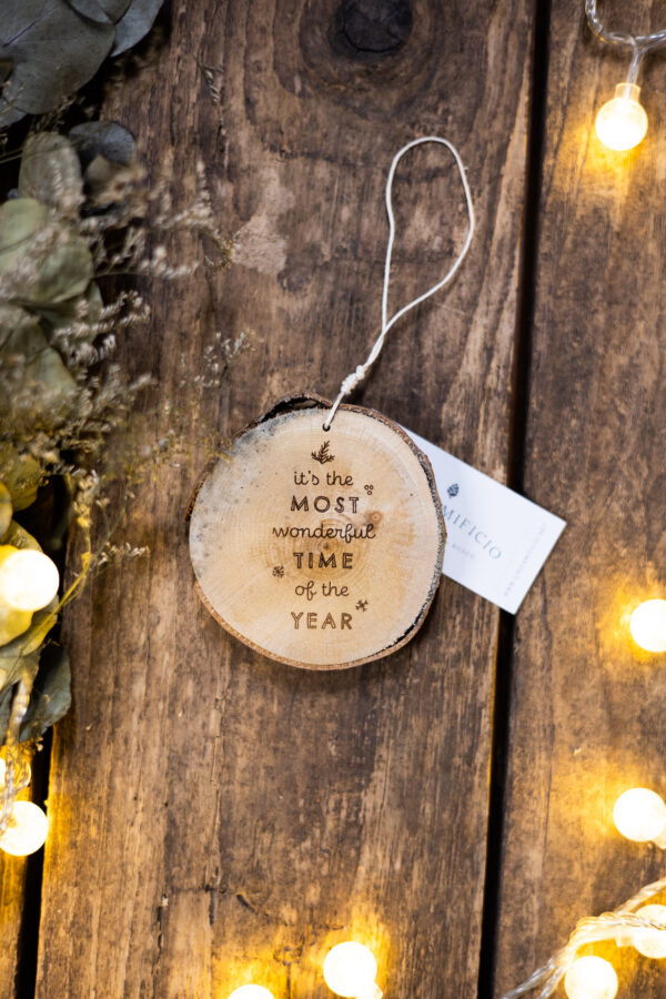 Pallina di Natale in legno con incisione "It's the most wonderful time of the year"