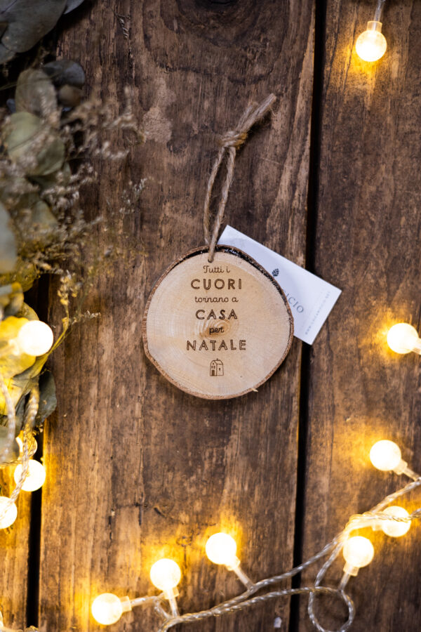 Pallina di Natale in legno con incisione "Tutti i cuori tornano a casa per Natale"