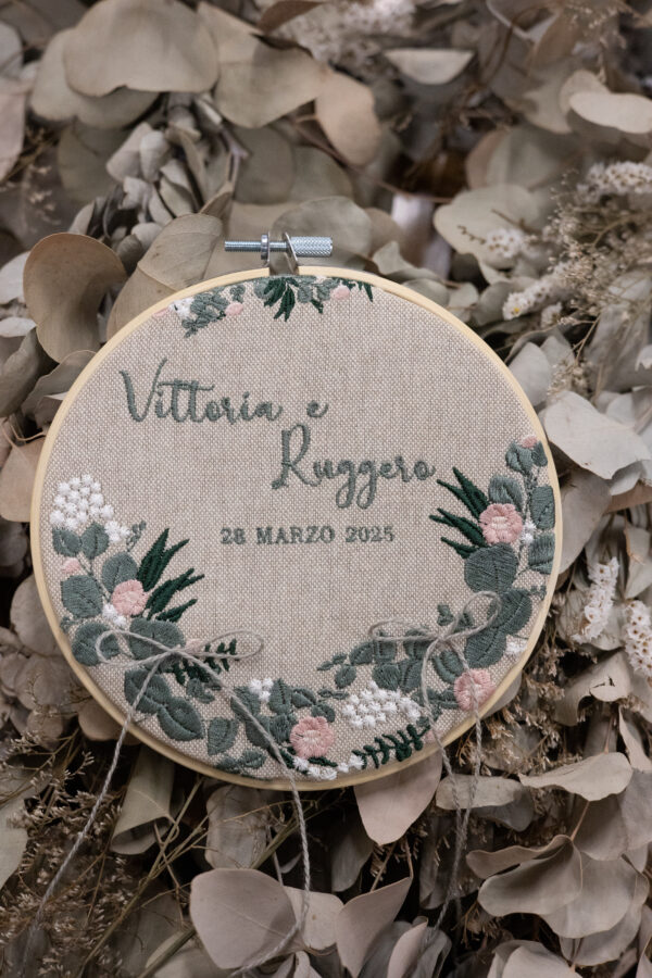 Moderno porta fedi. Telaio porta fedi ricamato con Gypsophila, Rose, eucalipto nomi e data