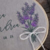 Moderno porta fedi. Telaio porta fedi ricamato con mazzo di lavanda - immagine 2