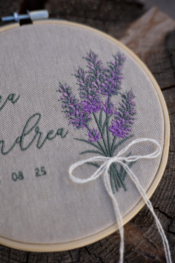 Moderno porta fedi. Telaio porta fedi ricamato con mazzo di lavanda - immagine 2