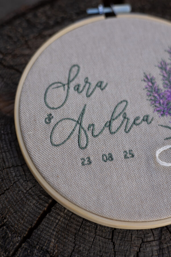Moderno porta fedi. Telaio porta fedi ricamato con mazzo di lavanda - immagine 3