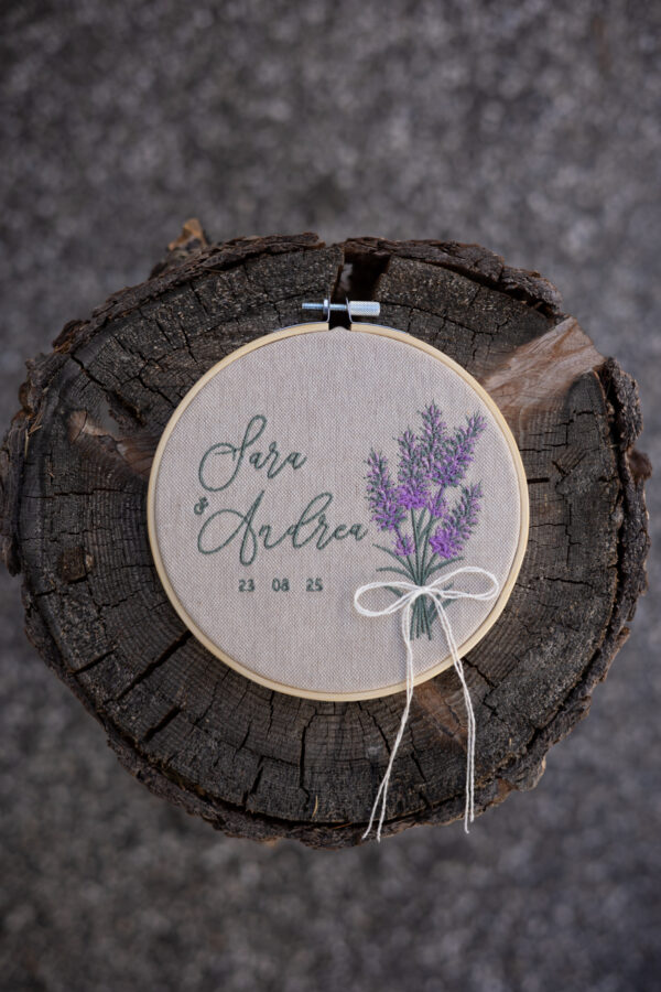 Moderno porta fedi. Telaio porta fedi ricamato con mazzo di lavanda